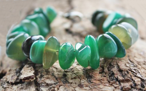 gids samen Elegantie Armband steen : Armband met een scala van groene stenen kralen